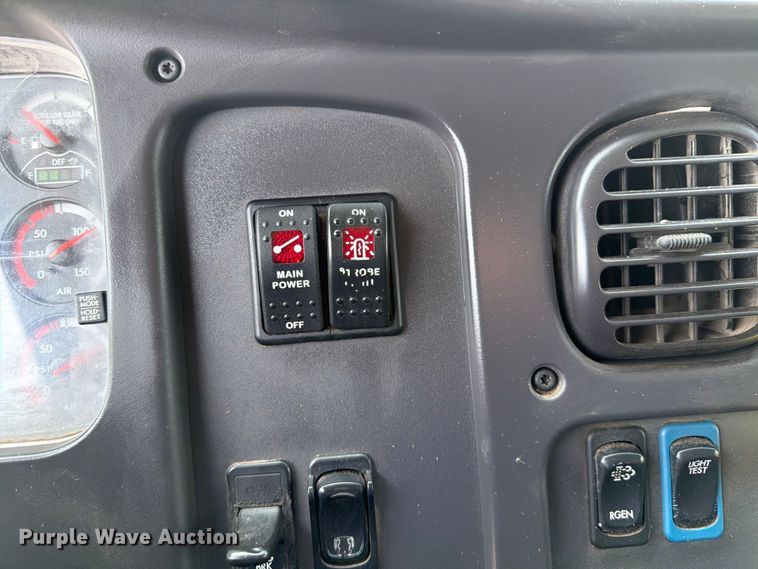 image for item FB4986 2014 Freightliner Business Class M2 fuel / lube truck