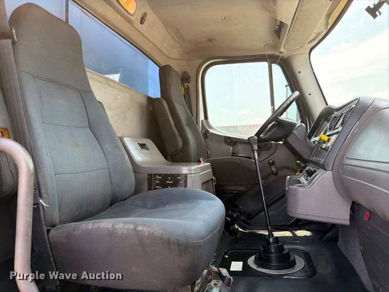image for item FB4986 2014 Freightliner Business Class M2 fuel / lube truck