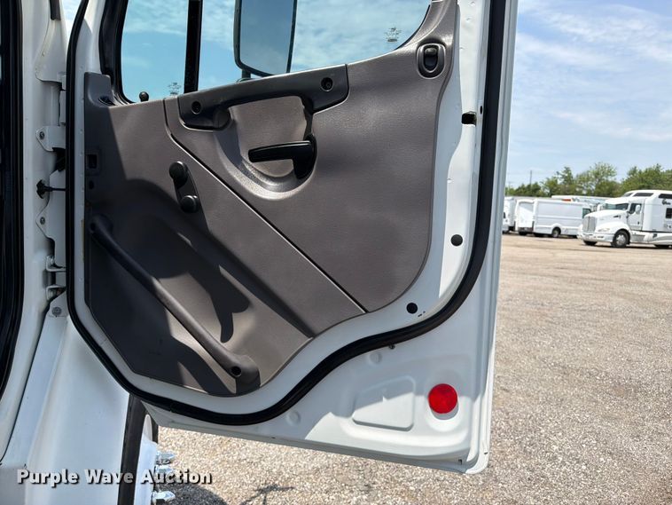 image for item FB4986 2014 Freightliner Business Class M2 fuel / lube truck