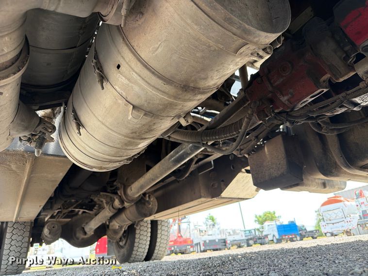 image for item FB4986 2014 Freightliner Business Class M2 fuel / lube truck