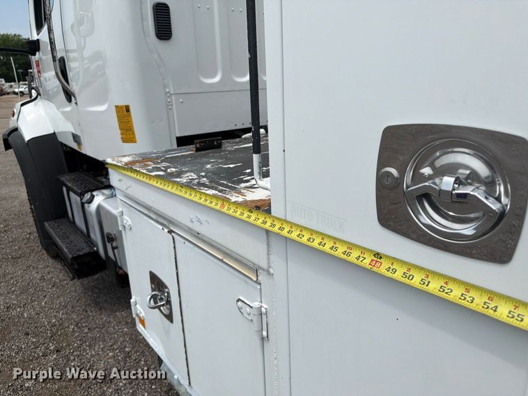 image for item FB5010 2013 Freightliner 108SD utility / service truck