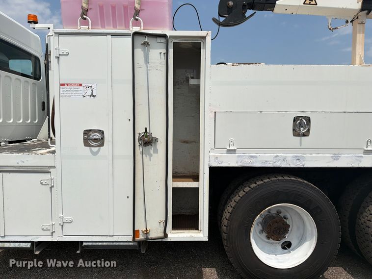 image for item FB5010 2013 Freightliner 108SD utility / service truck