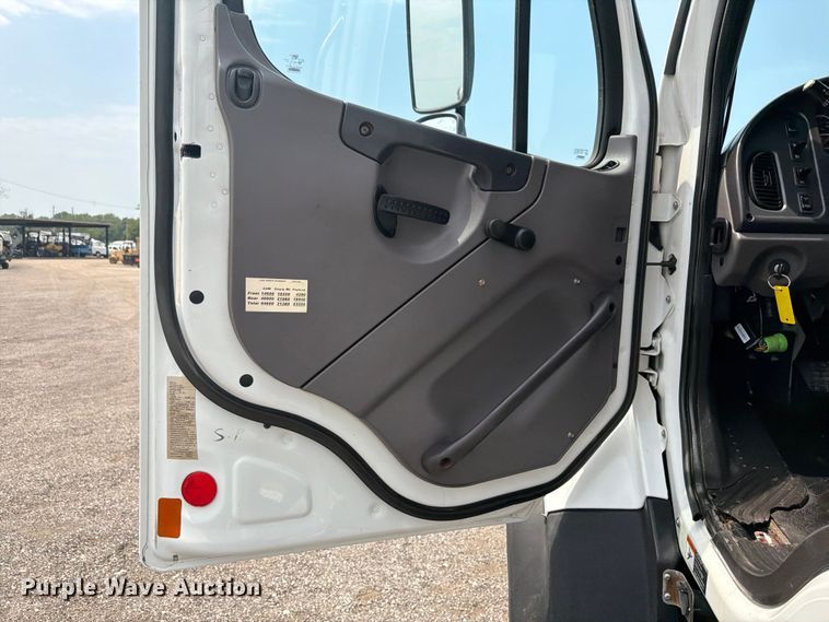 image for item FB5010 2013 Freightliner 108SD utility / service truck