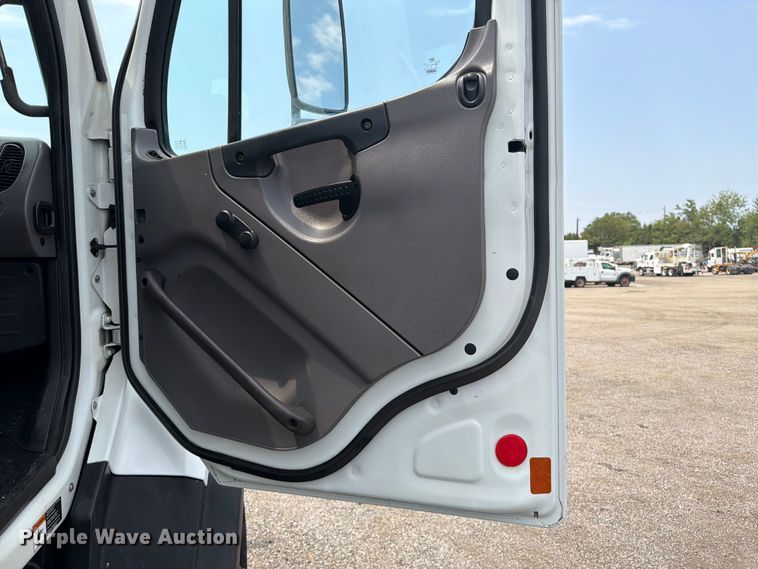 image for item FB5010 2013 Freightliner 108SD utility / service truck