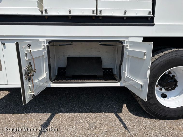 image for item FB5041 2012 Freightliner Business Class M2 fuel / lube truck