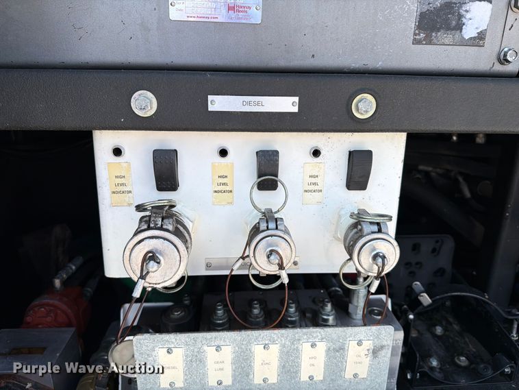 image for item FB5041 2012 Freightliner Business Class M2 fuel / lube truck
