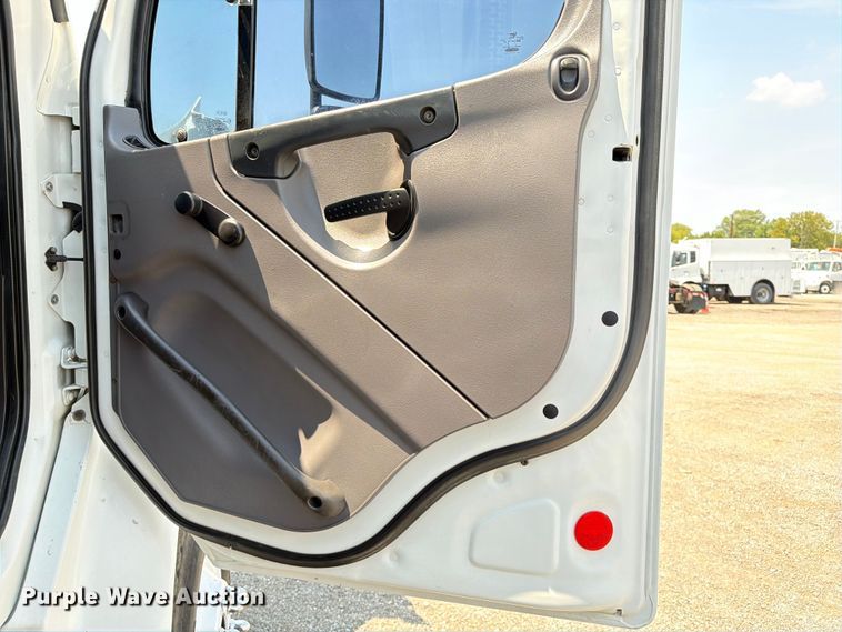 image for item FB5041 2012 Freightliner Business Class M2 fuel / lube truck