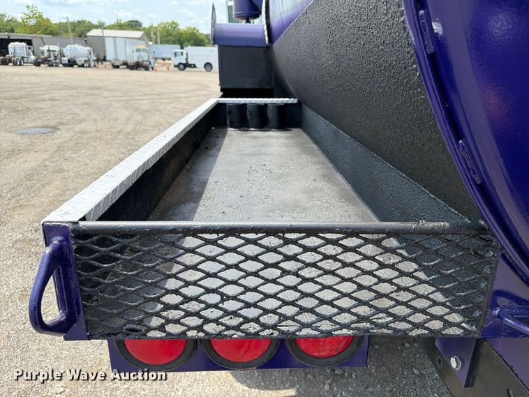 image for item FB5043 1997 Peterbilt 357 vacuum truck