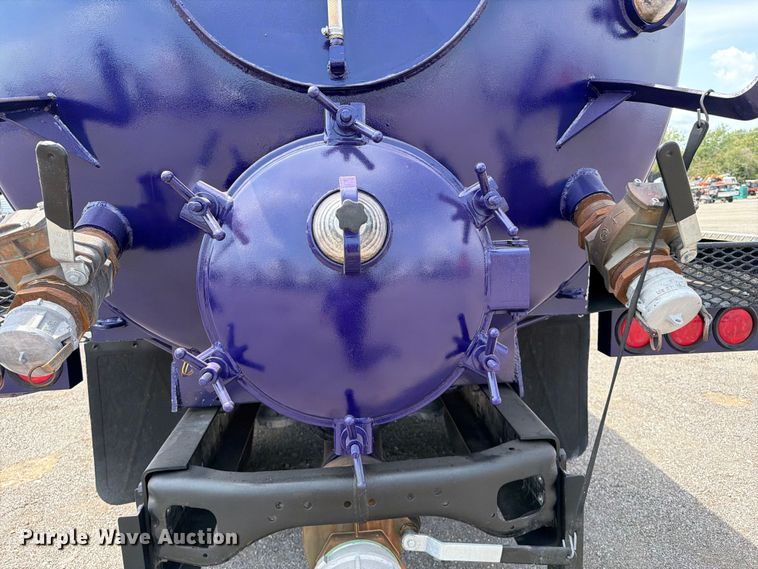 image for item FB5043 1997 Peterbilt 357 vacuum truck