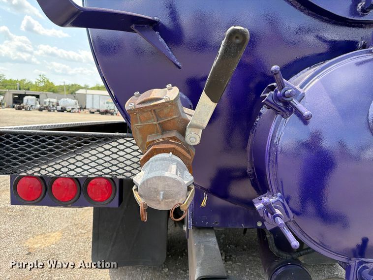 image for item FB5043 1997 Peterbilt 357 vacuum truck