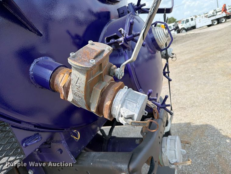 image for item FB5043 1997 Peterbilt 357 vacuum truck