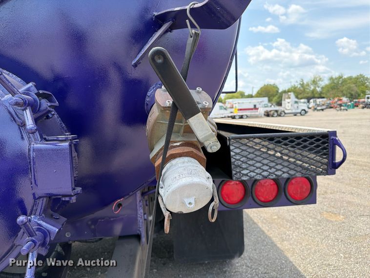 image for item FB5043 1997 Peterbilt 357 vacuum truck
