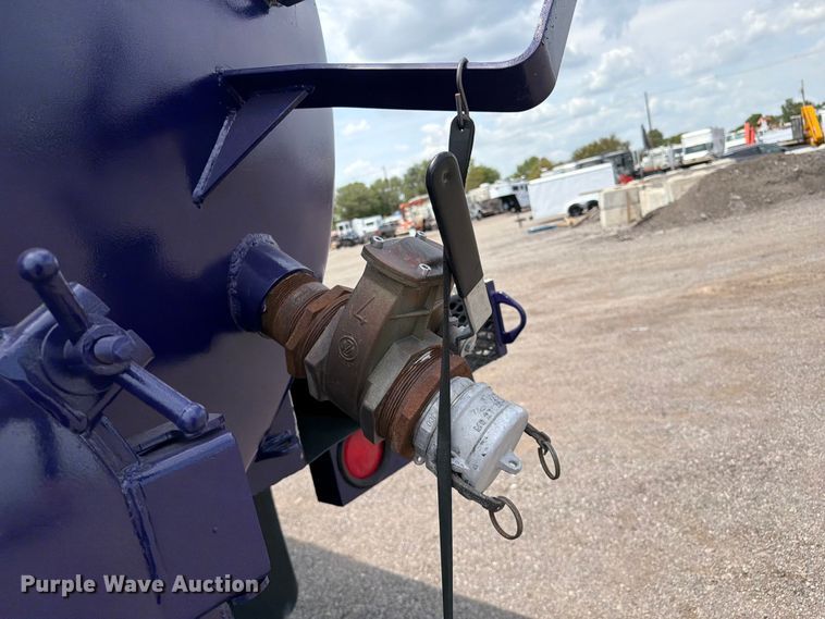 image for item FB5043 1997 Peterbilt 357 vacuum truck