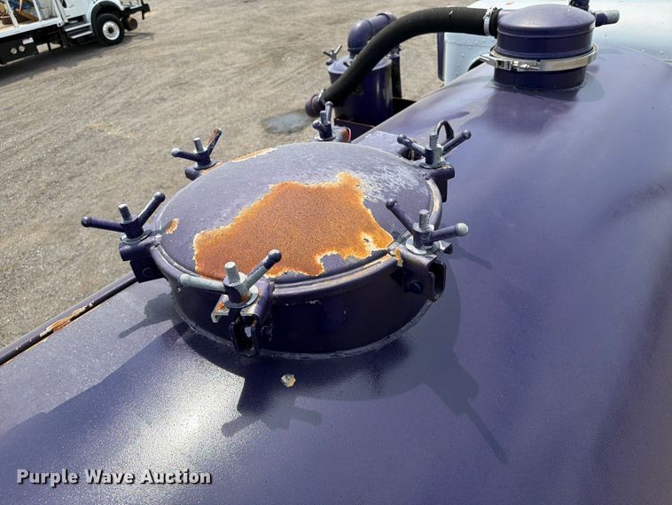 image for item FB5043 1997 Peterbilt 357 vacuum truck