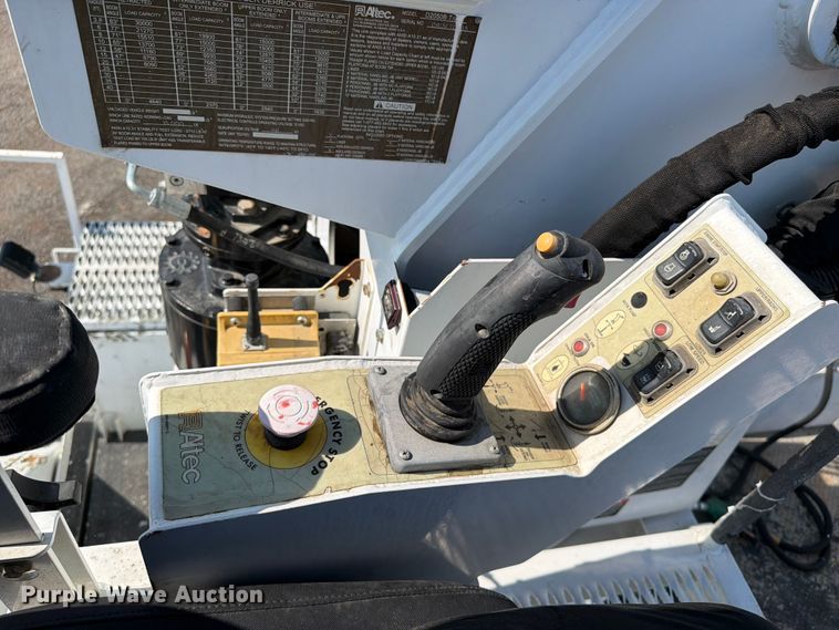 image for item FB5048 2013 Freightliner 114SD digger derrick truck