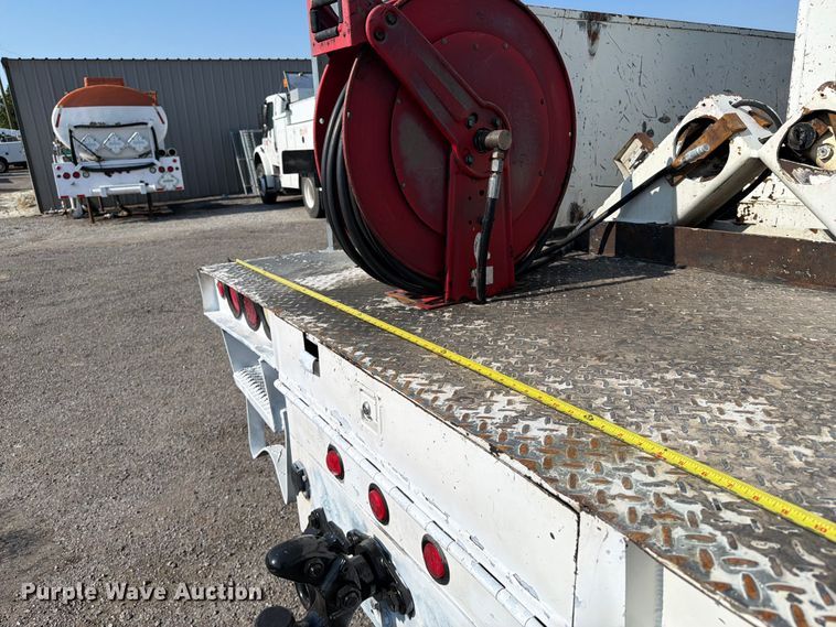 image for item FB5049 2007 Peterbilt 335 digger derrick truck