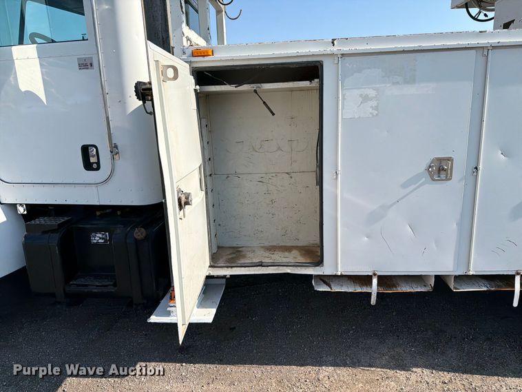 image for item FB5049 2007 Peterbilt 335 digger derrick truck