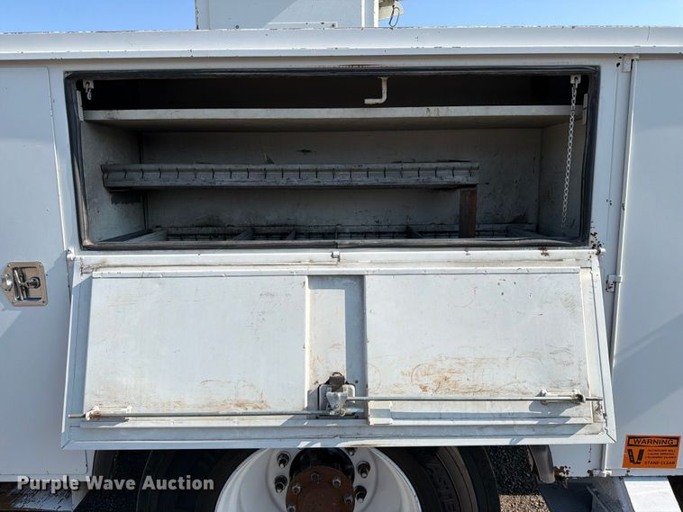 image for item FB5049 2007 Peterbilt 335 digger derrick truck