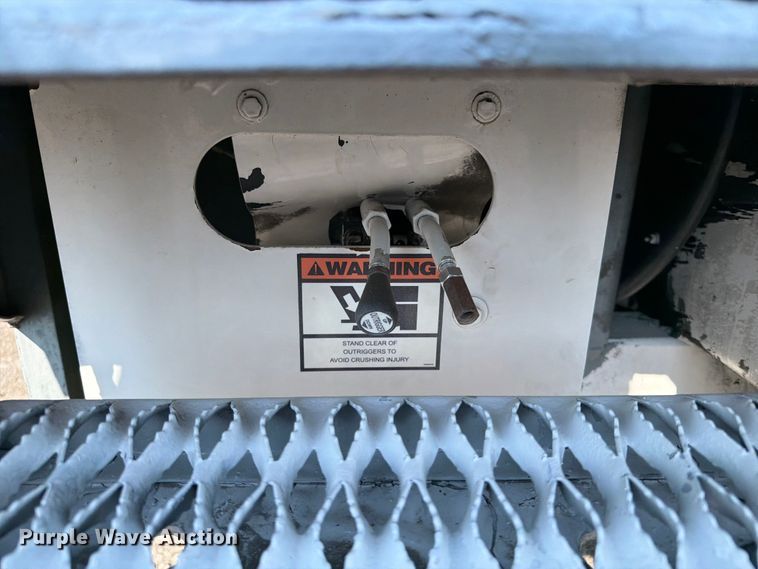 image for item FB5049 2007 Peterbilt 335 digger derrick truck