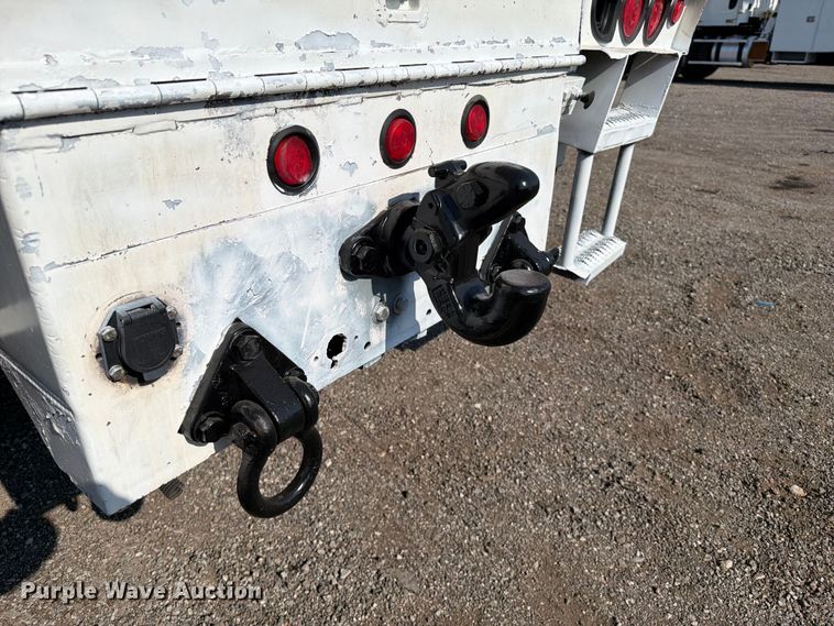 image for item FB5049 2007 Peterbilt 335 digger derrick truck