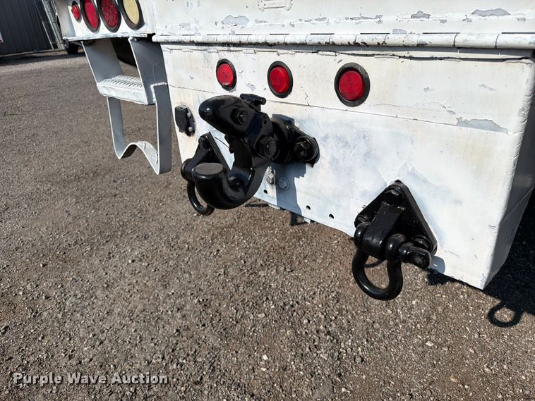 image for item FB5049 2007 Peterbilt 335 digger derrick truck