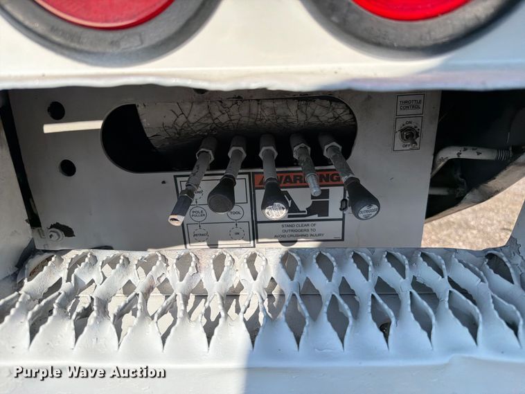 image for item FB5049 2007 Peterbilt 335 digger derrick truck