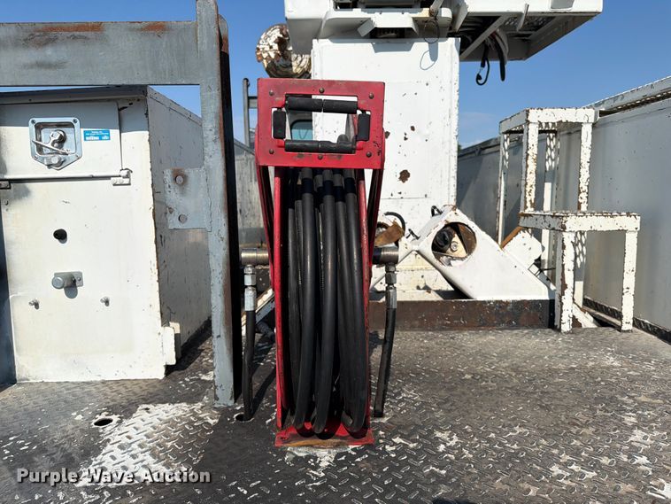 image for item FB5049 2007 Peterbilt 335 digger derrick truck