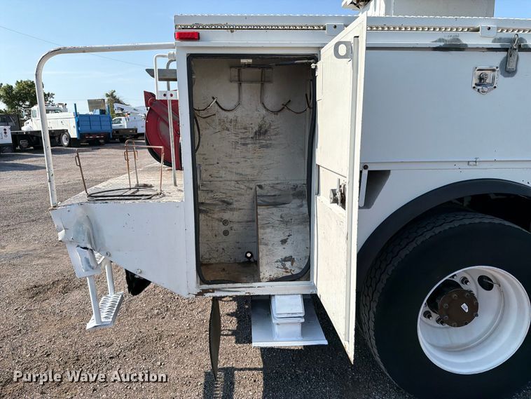 image for item FB5049 2007 Peterbilt 335 digger derrick truck