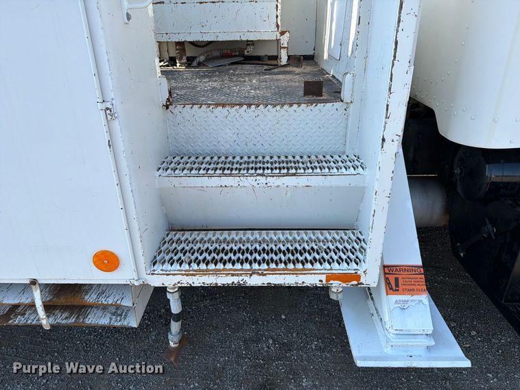 image for item FB5049 2007 Peterbilt 335 digger derrick truck
