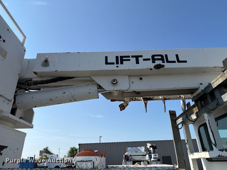 image for item FB5049 2007 Peterbilt 335 digger derrick truck