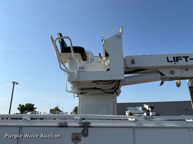 image for item FB5049 2007 Peterbilt 335 digger derrick truck