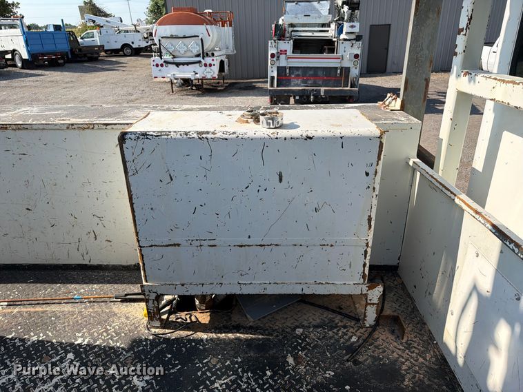 image for item FB5049 2007 Peterbilt 335 digger derrick truck