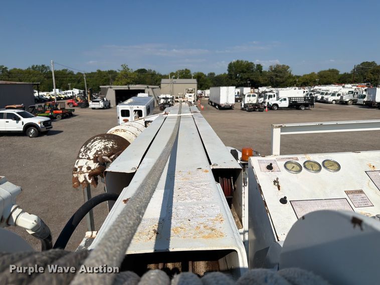 image for item FB5049 2007 Peterbilt 335 digger derrick truck