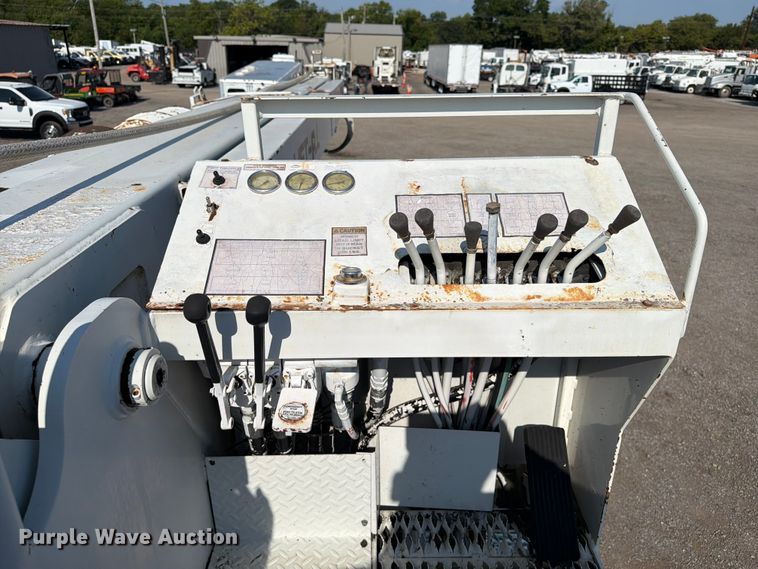image for item FB5049 2007 Peterbilt 335 digger derrick truck