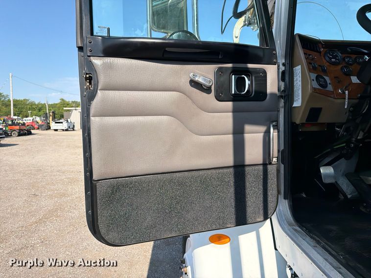 image for item FB5049 2007 Peterbilt 335 digger derrick truck