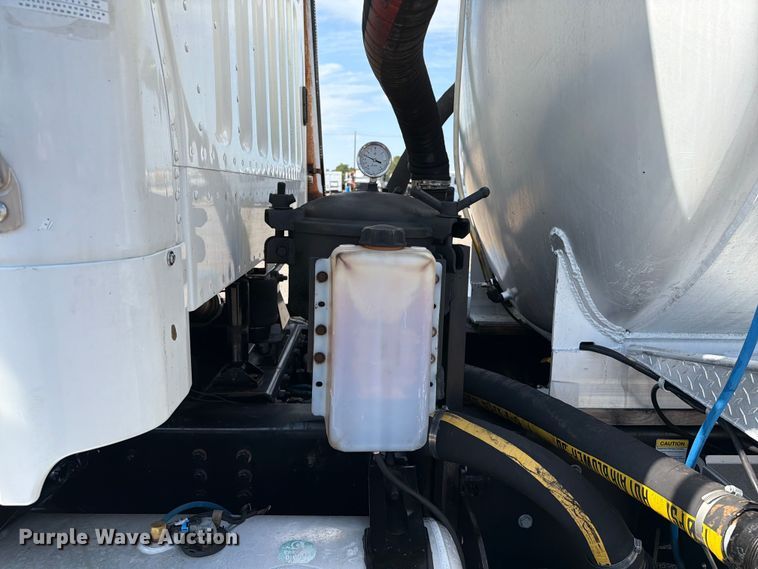 image for item FB5055 2015 Freightliner 114SD vacuum truck