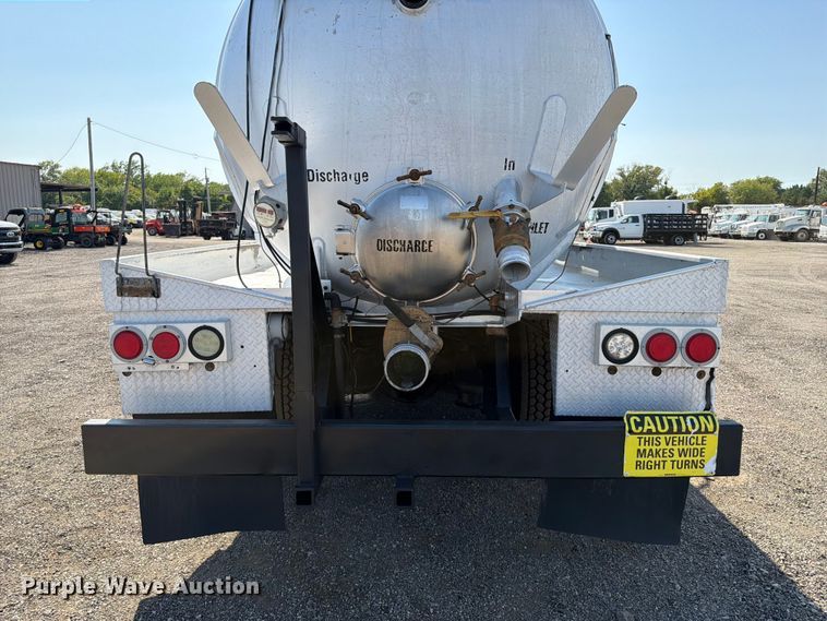 image for item FB5055 2015 Freightliner 114SD vacuum truck