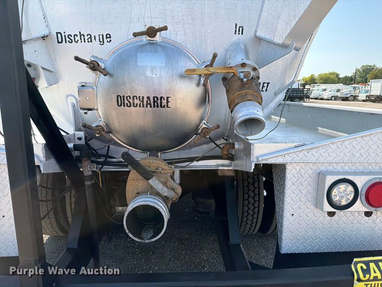 image for item FB5055 2015 Freightliner 114SD vacuum truck