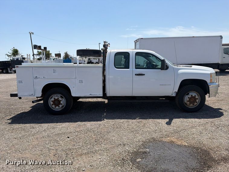 image for item FB5061 2011 Chevrolet Silverado 3500HD Ext. Cab utility bed pickup truck
