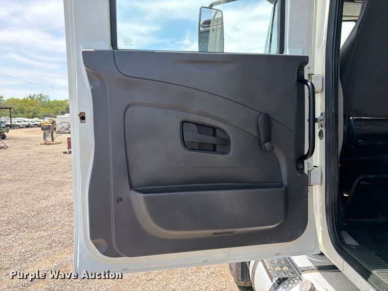 image for item FB5068 2015 International WorkStar 7400 Crew Cab flatbed truck