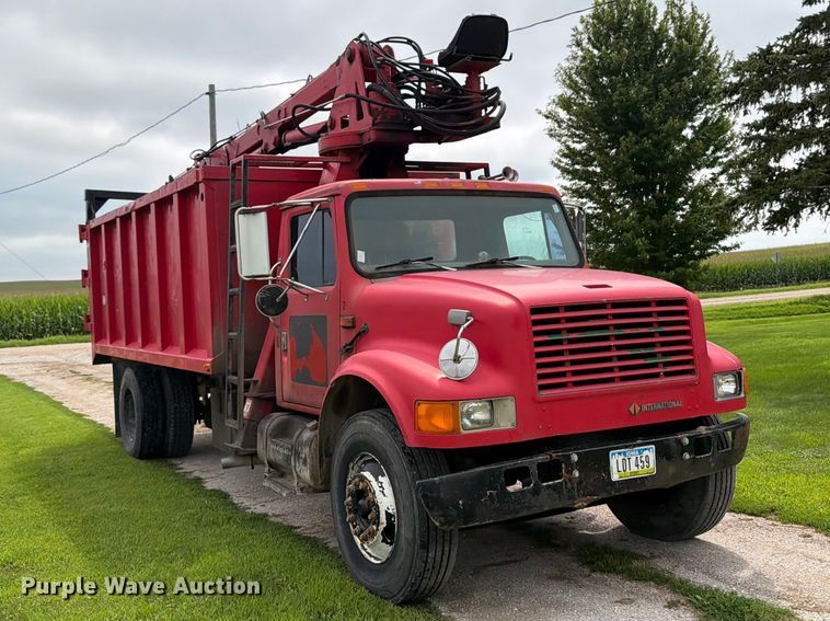image for item FB5926 1996 International 4700 grapple truck