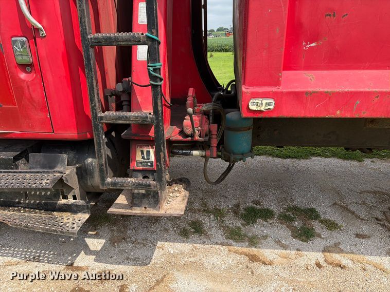 image for item FB5926 1996 International 4700 grapple truck