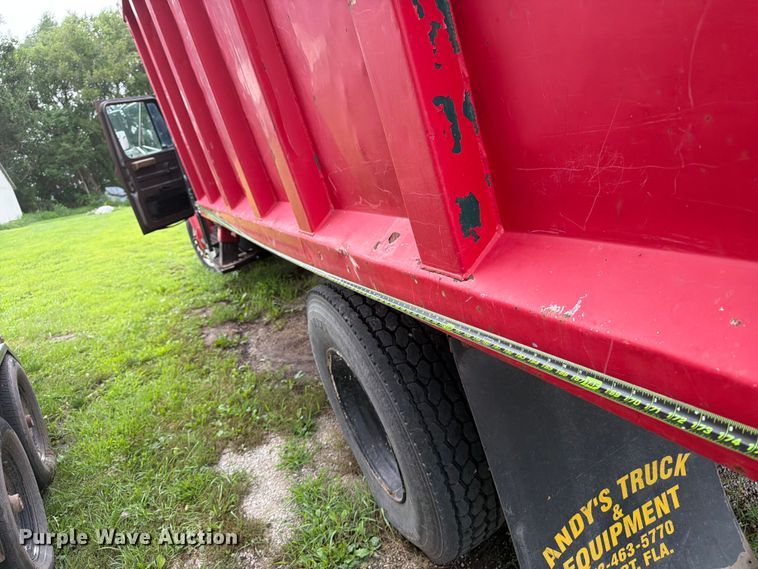 image for item FB5926 1996 International 4700 grapple truck