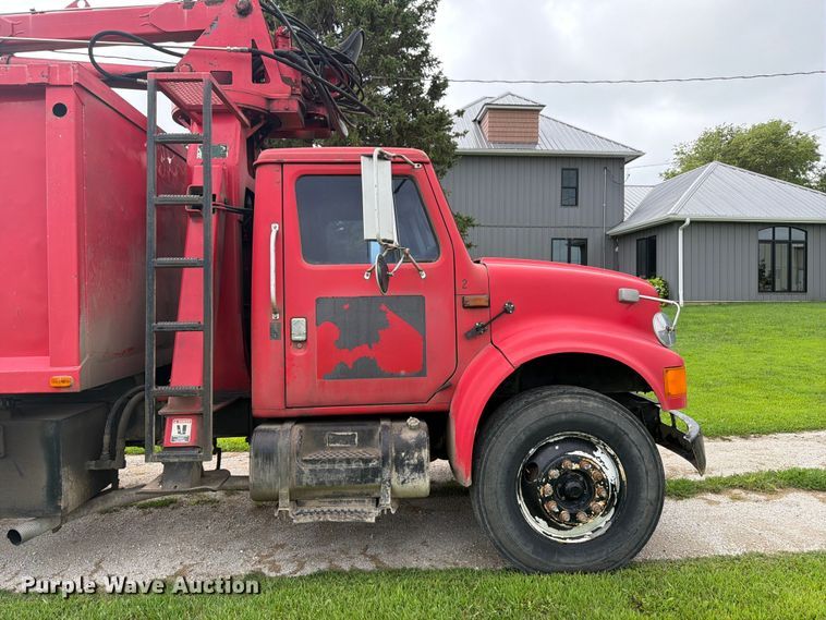 image for item FB5926 1996 International 4700 grapple truck