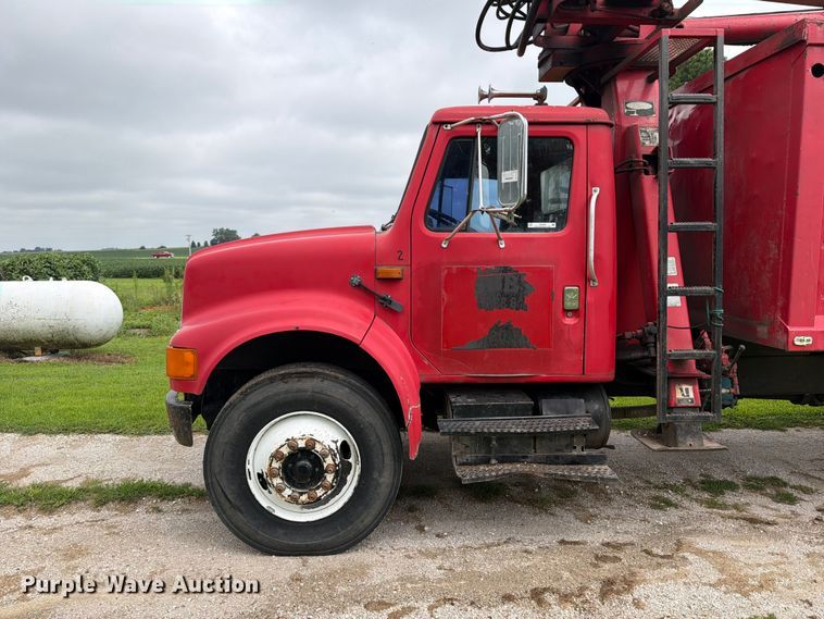 image for item FB5926 1996 International 4700 grapple truck