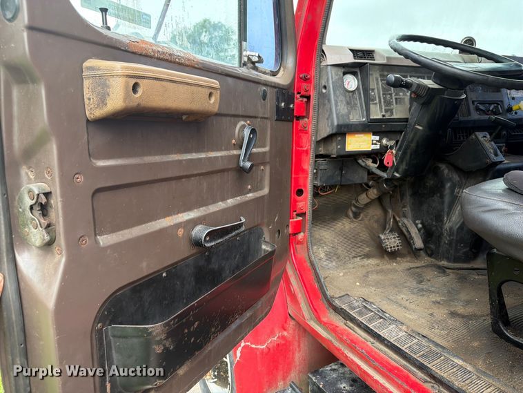 image for item FB5926 1996 International 4700 grapple truck