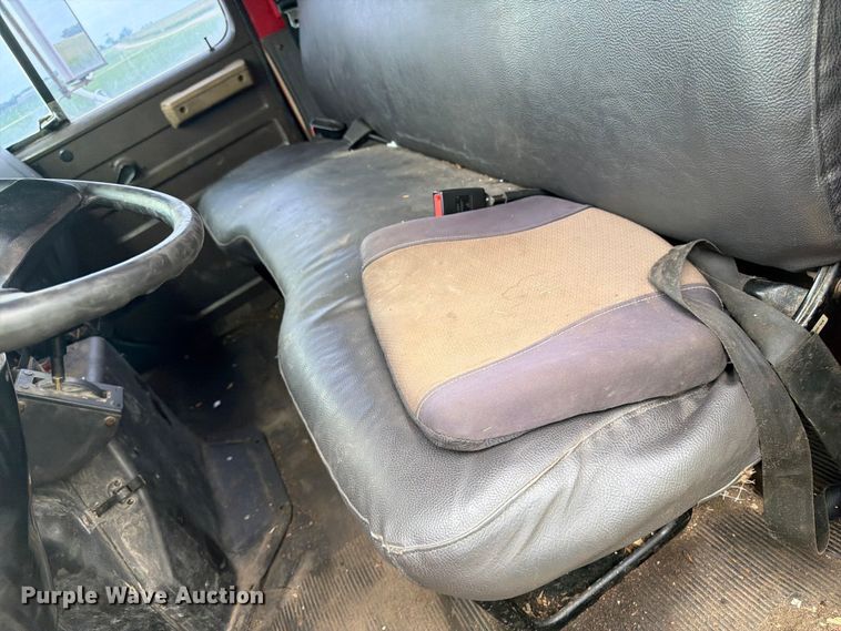 image for item FB5926 1996 International 4700 grapple truck