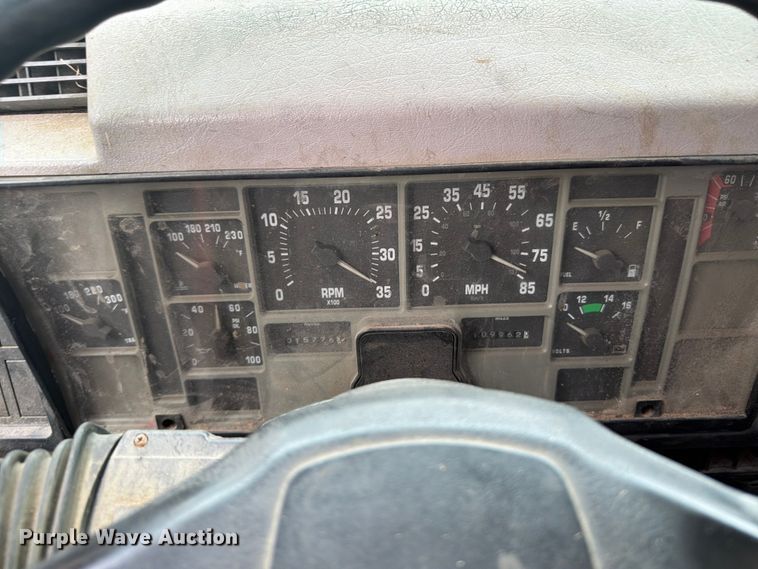 image for item FB5926 1996 International 4700 grapple truck