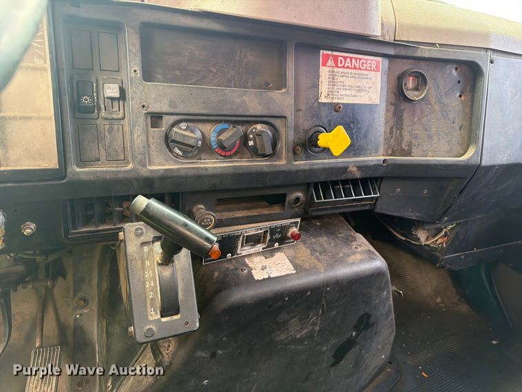 image for item FB5926 1996 International 4700 grapple truck