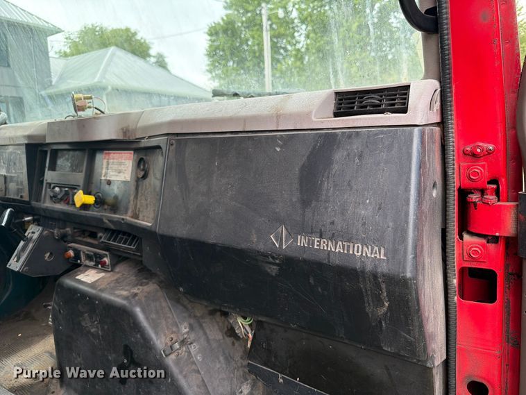 image for item FB5926 1996 International 4700 grapple truck